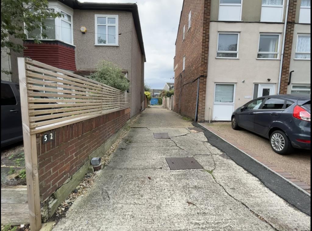 Lot: 100 - FREEHOLD GARAGE SITE WITH POTENTIAL FOR REDEVELOPMENT, SUBJECT TO PLANNING APPROVAL - Exterior view of access to garages off Sunny Bank
